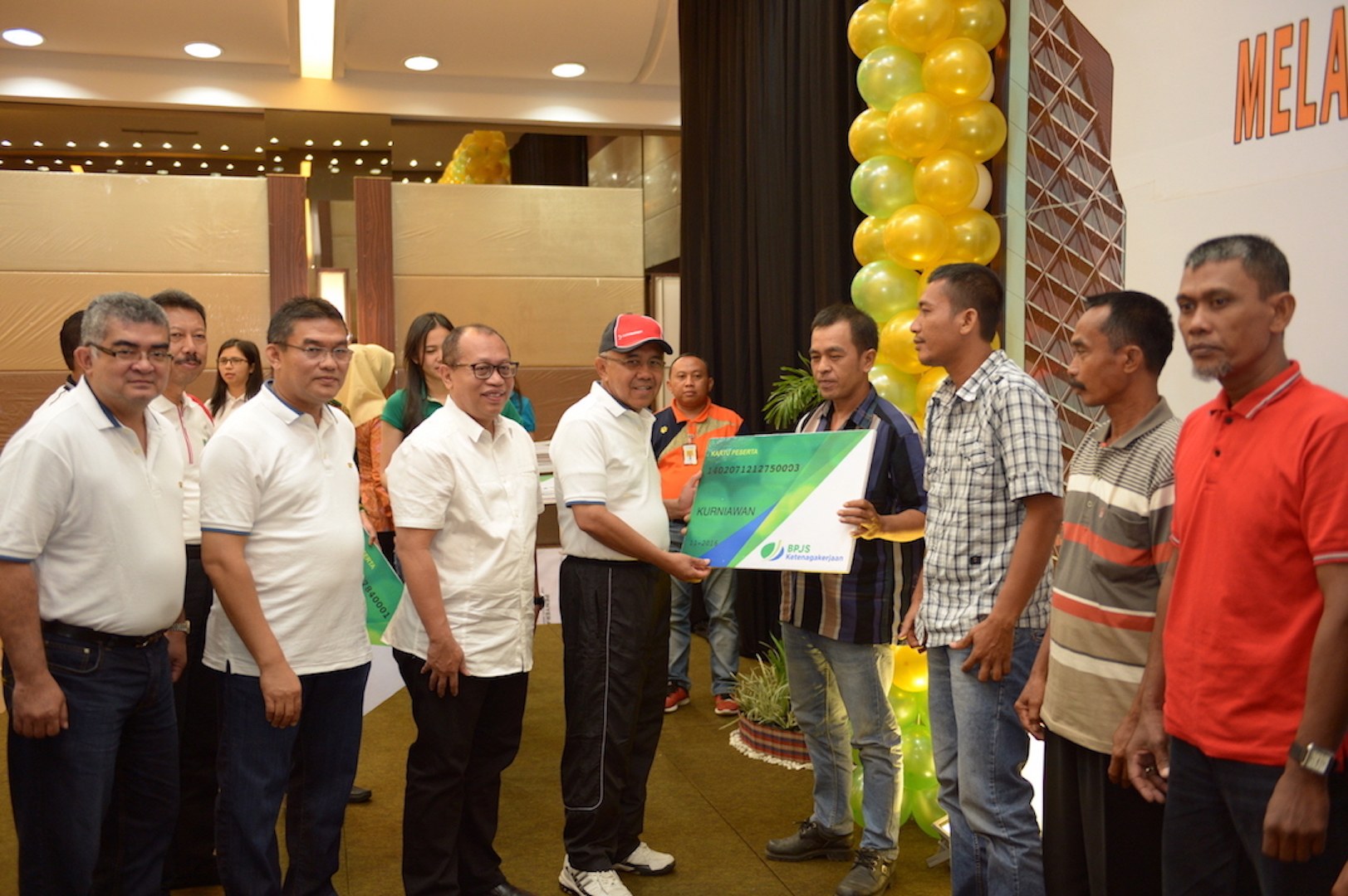 Gubri dan Plt Walikota Pekanbaru saat menghadiri penyerahan CSR BRK kepada pekerja rentan BPJS TK